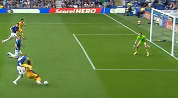 ミンテ選手が突破からの鋭いクロス1