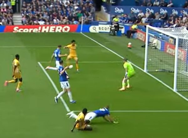 右足インサイドのボレー